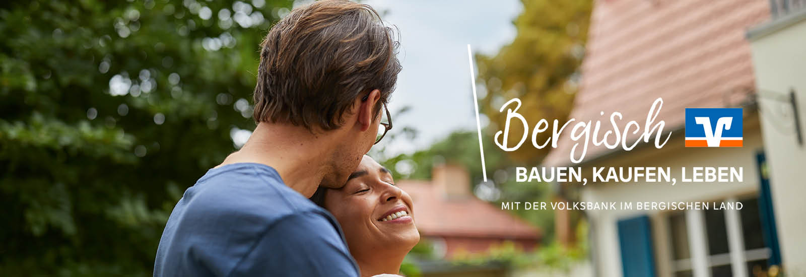 Mann gibt Frau einen Kuss auf den Kopf